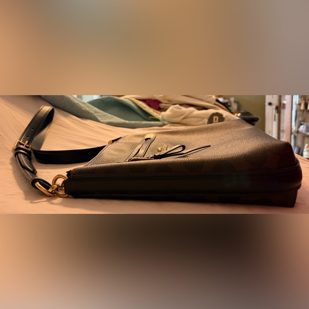 Coach Classic Signature “C” Brown and Black Purse🤎🖤 - Picture 3 of 12
